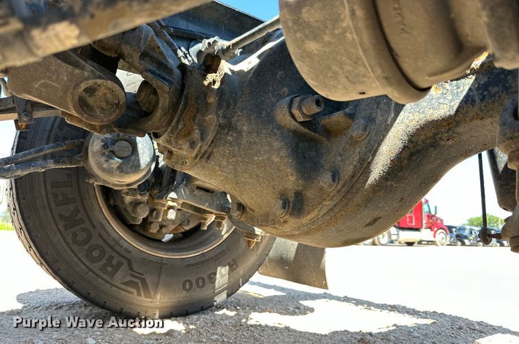 image for item ZA0423 2020 Peterbilt 579 semi truck