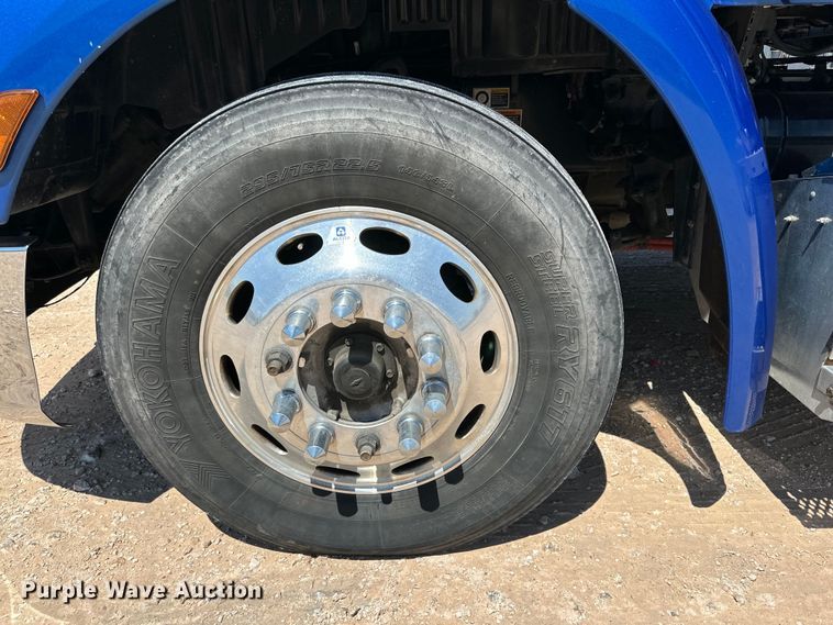 image for item ZA0423 2020 Peterbilt 579 semi truck