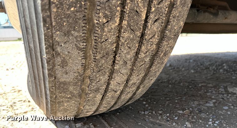 image for item ZA0423 2020 Peterbilt 579 semi truck