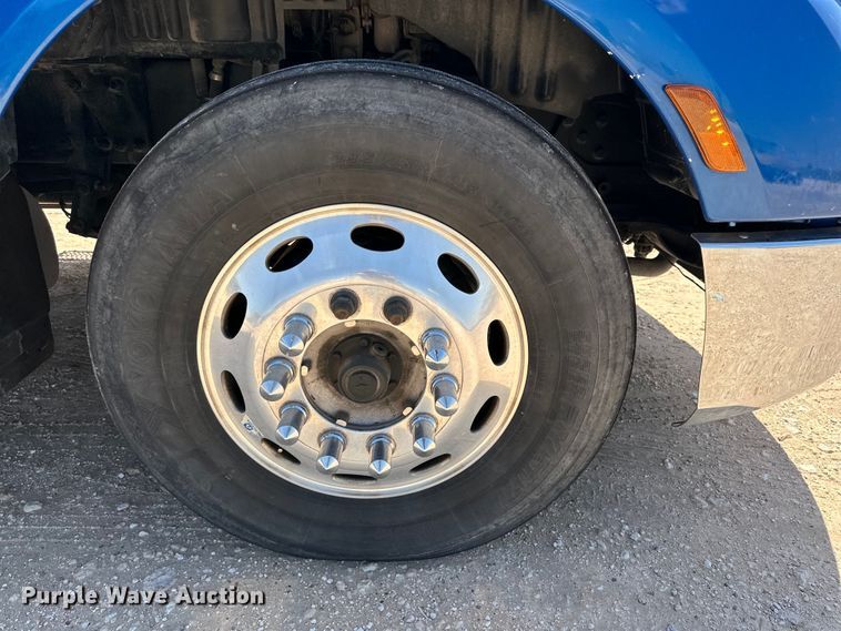 image for item ZA0423 2020 Peterbilt 579 semi truck