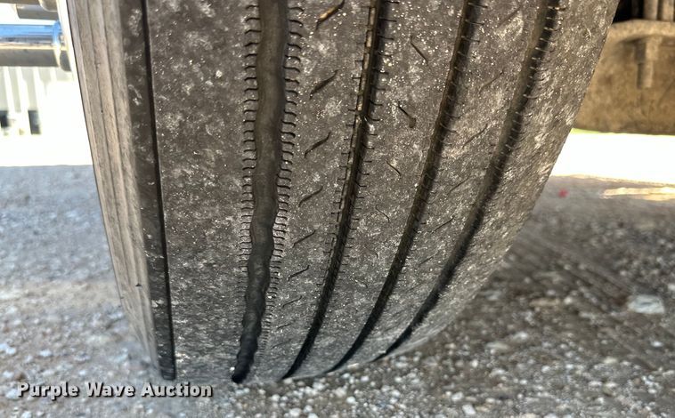 image for item ZA0423 2020 Peterbilt 579 semi truck