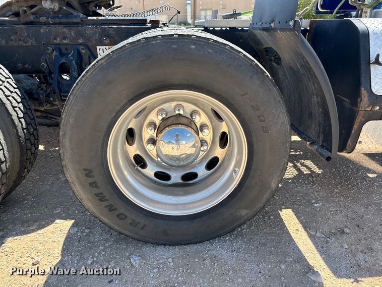 image for item ZA0423 2020 Peterbilt 579 semi truck