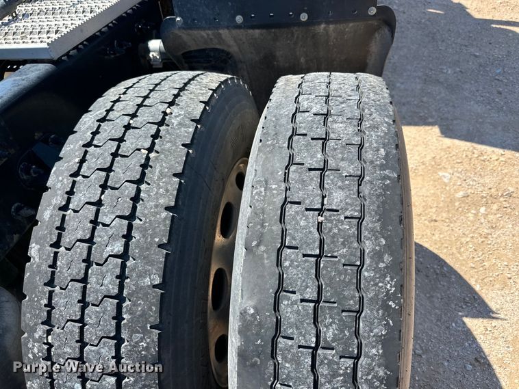 image for item ZA0423 2020 Peterbilt 579 semi truck