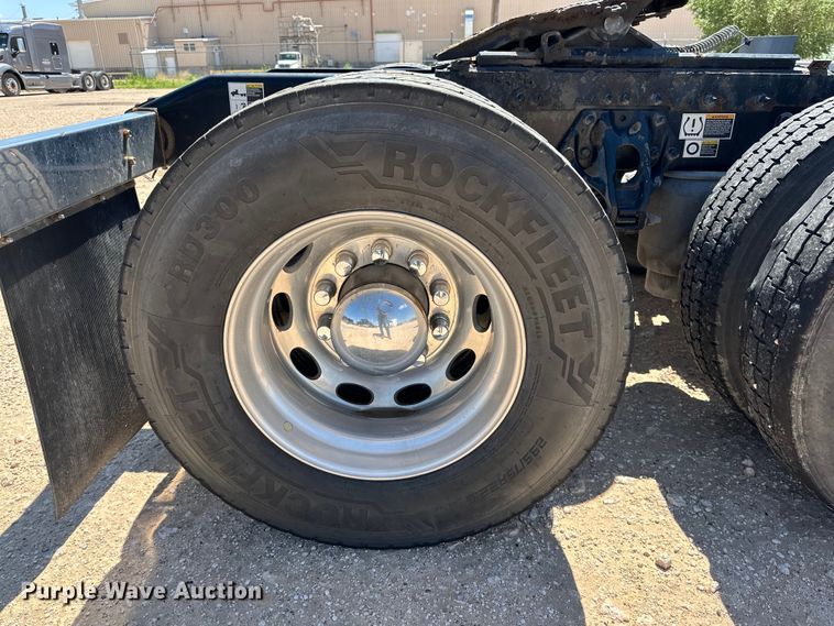 image for item ZA0423 2020 Peterbilt 579 semi truck