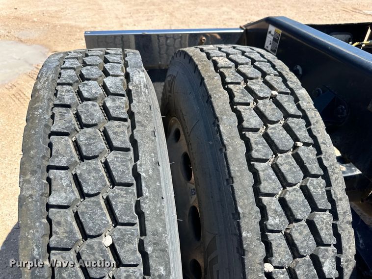 image for item ZA0423 2020 Peterbilt 579 semi truck