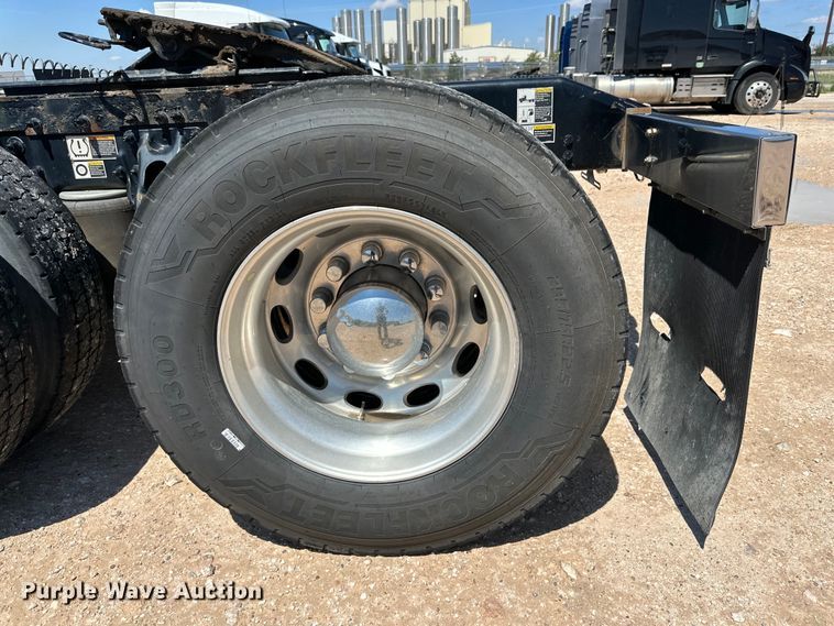 image for item ZA0423 2020 Peterbilt 579 semi truck