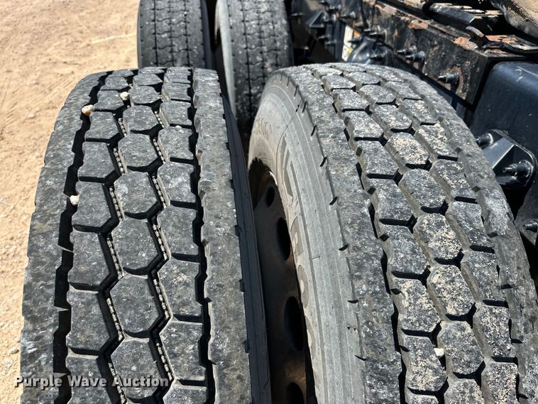 image for item ZA0423 2020 Peterbilt 579 semi truck