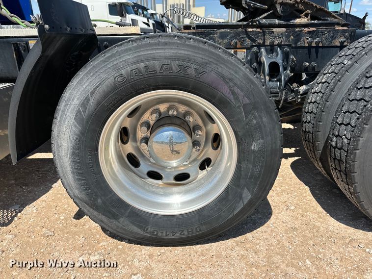 image for item ZA0423 2020 Peterbilt 579 semi truck