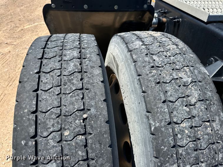 image for item ZA0423 2020 Peterbilt 579 semi truck