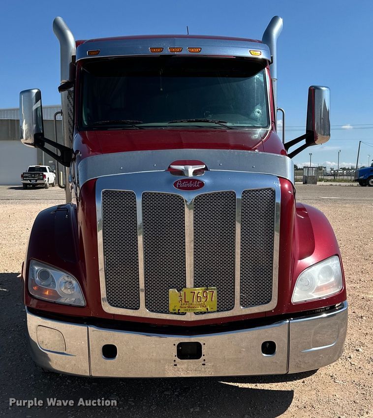 image for item ZA0424 2020 Peterbilt 579 semi truck