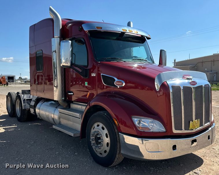 image for item ZA0424 2020 Peterbilt 579 semi truck