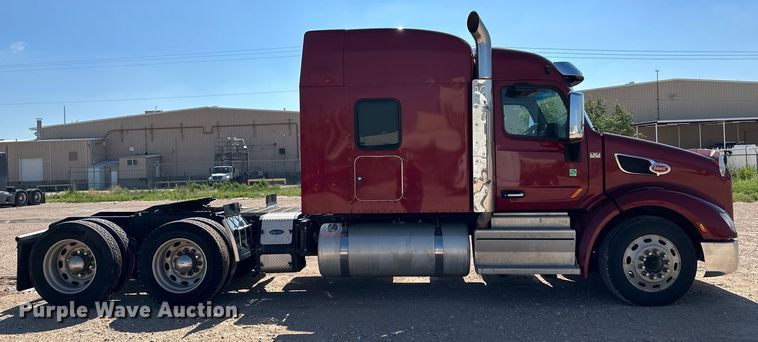 image for item ZA0424 2020 Peterbilt 579 semi truck
