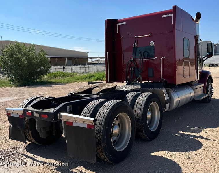 image for item ZA0424 2020 Peterbilt 579 semi truck