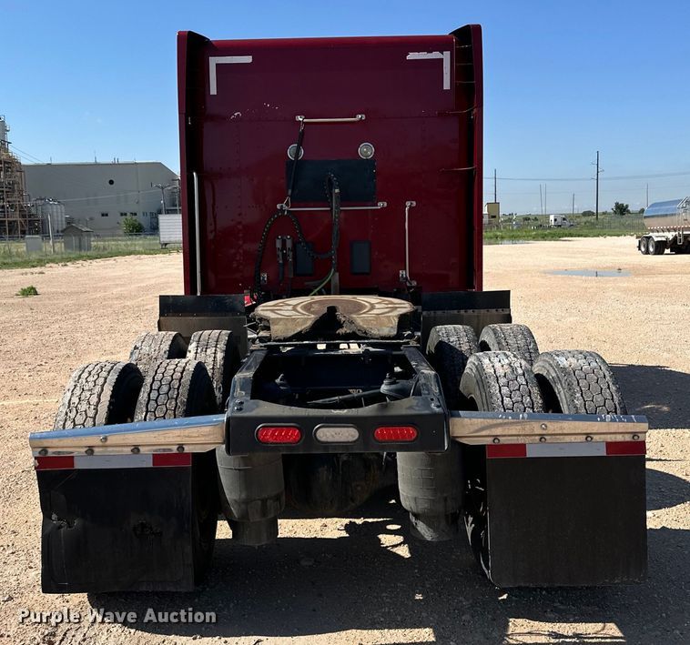 image for item ZA0424 2020 Peterbilt 579 semi truck