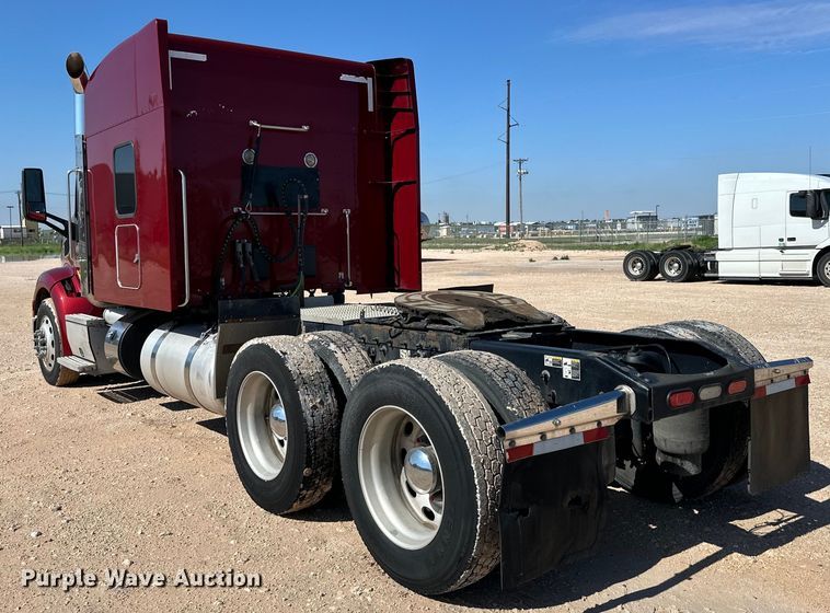 image for item ZA0424 2020 Peterbilt 579 semi truck