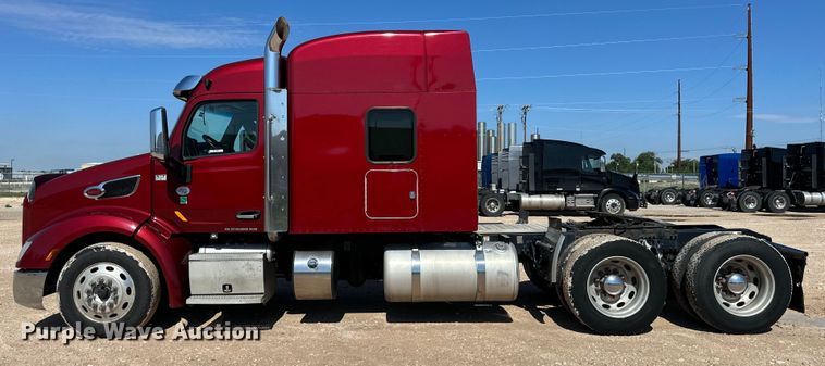 image for item ZA0424 2020 Peterbilt 579 semi truck