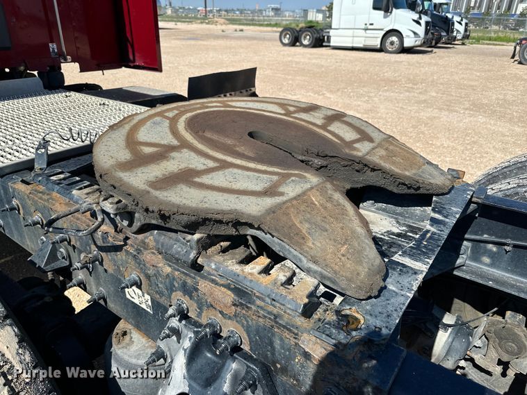 image for item ZA0424 2020 Peterbilt 579 semi truck