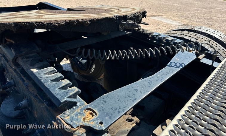 image for item ZA0424 2020 Peterbilt 579 semi truck