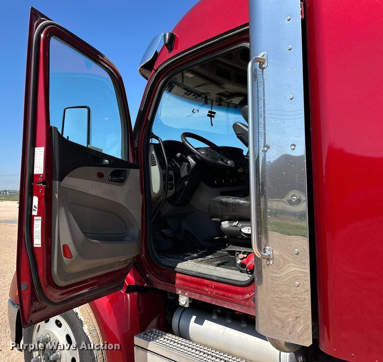 image for item ZA0424 2020 Peterbilt 579 semi truck