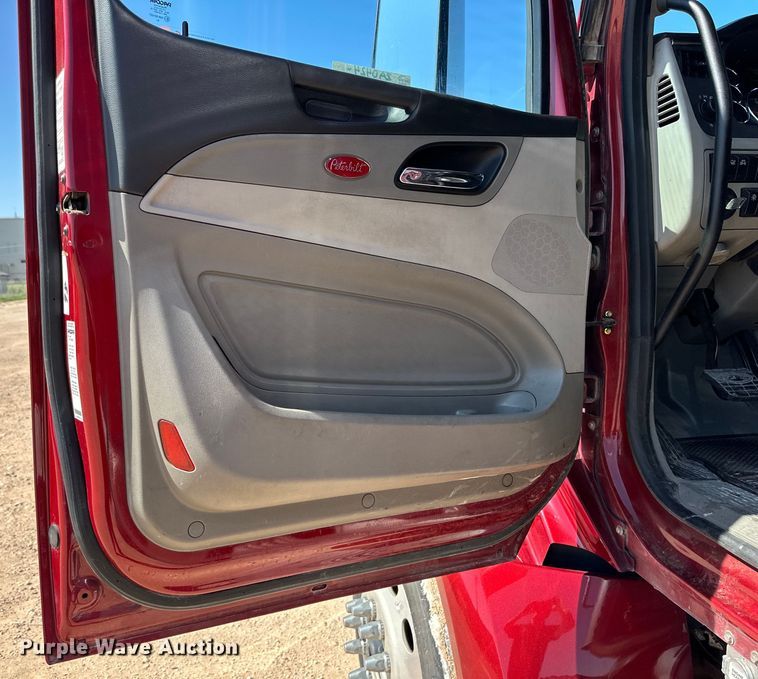 image for item ZA0424 2020 Peterbilt 579 semi truck