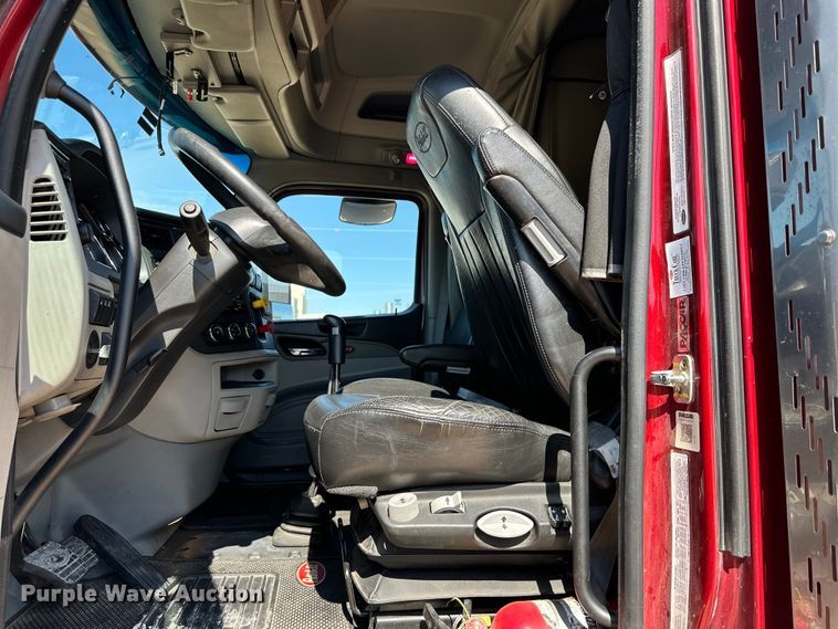 image for item ZA0424 2020 Peterbilt 579 semi truck