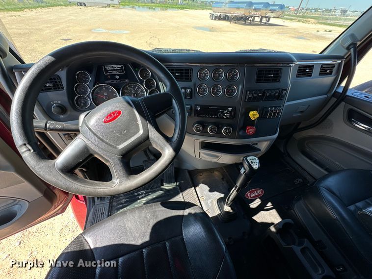 image for item ZA0424 2020 Peterbilt 579 semi truck