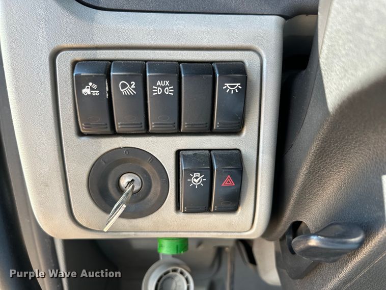 image for item ZA0424 2020 Peterbilt 579 semi truck