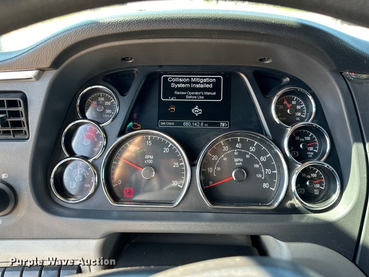 image for item ZA0424 2020 Peterbilt 579 semi truck