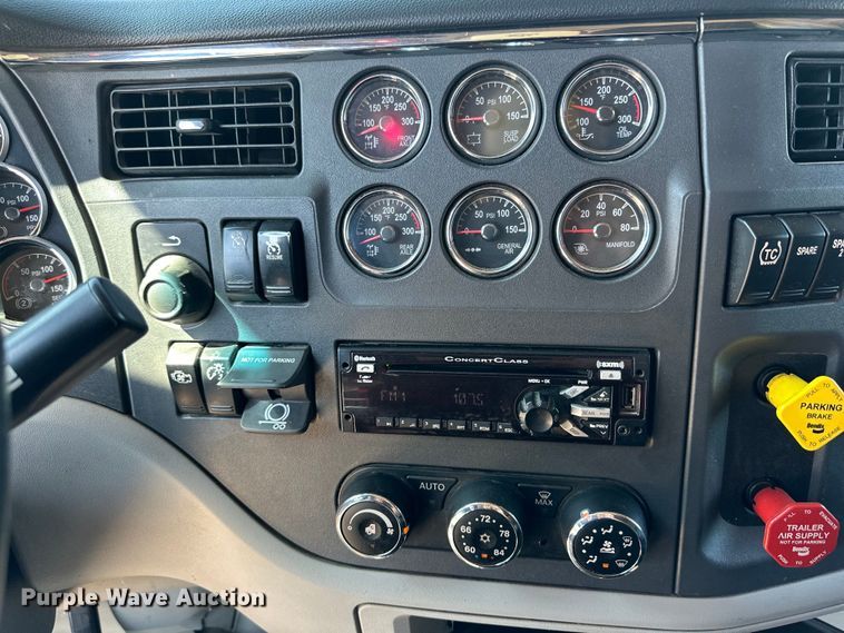 image for item ZA0424 2020 Peterbilt 579 semi truck