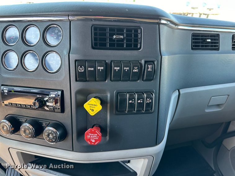 image for item ZA0424 2020 Peterbilt 579 semi truck