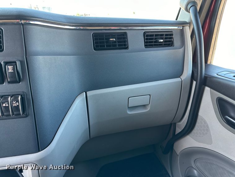 image for item ZA0424 2020 Peterbilt 579 semi truck