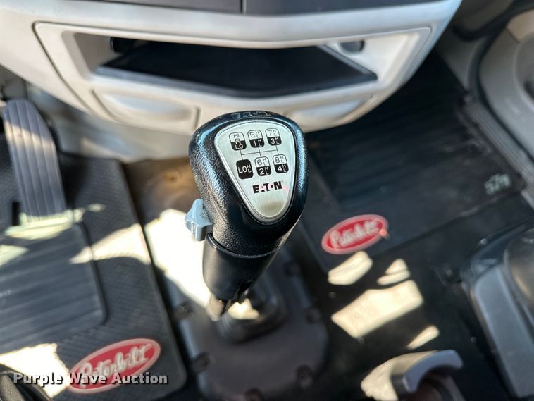 image for item ZA0424 2020 Peterbilt 579 semi truck