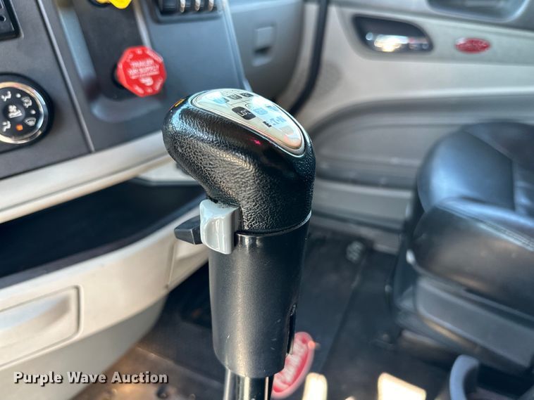 image for item ZA0424 2020 Peterbilt 579 semi truck