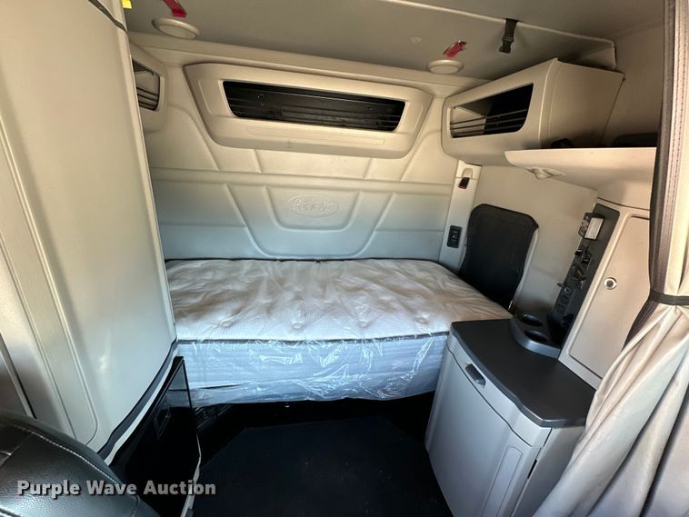 image for item ZA0424 2020 Peterbilt 579 semi truck