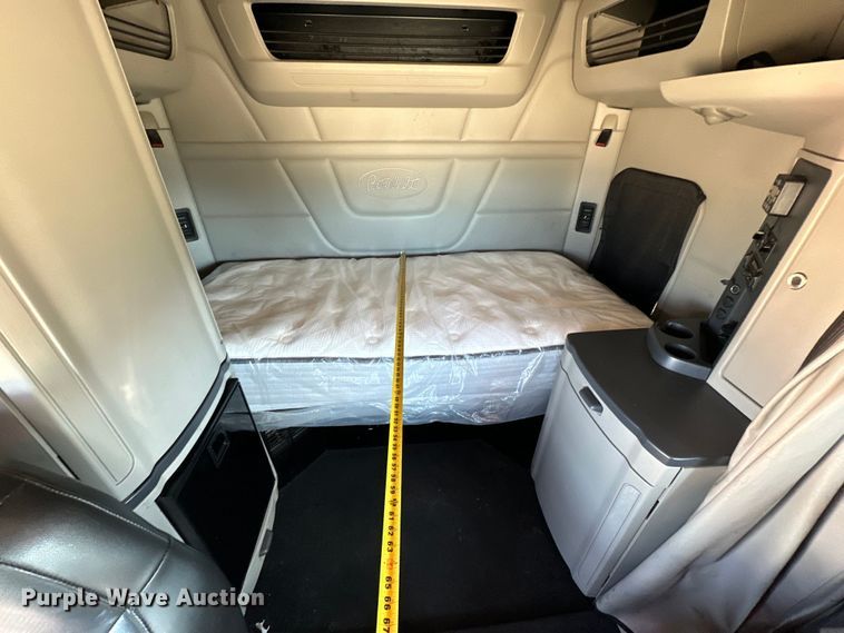 image for item ZA0424 2020 Peterbilt 579 semi truck