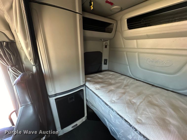 image for item ZA0424 2020 Peterbilt 579 semi truck