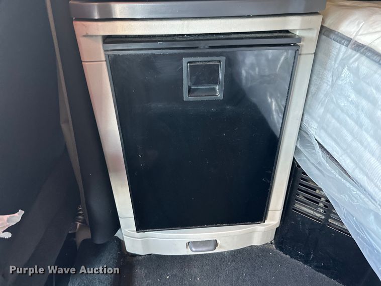 image for item ZA0424 2020 Peterbilt 579 semi truck