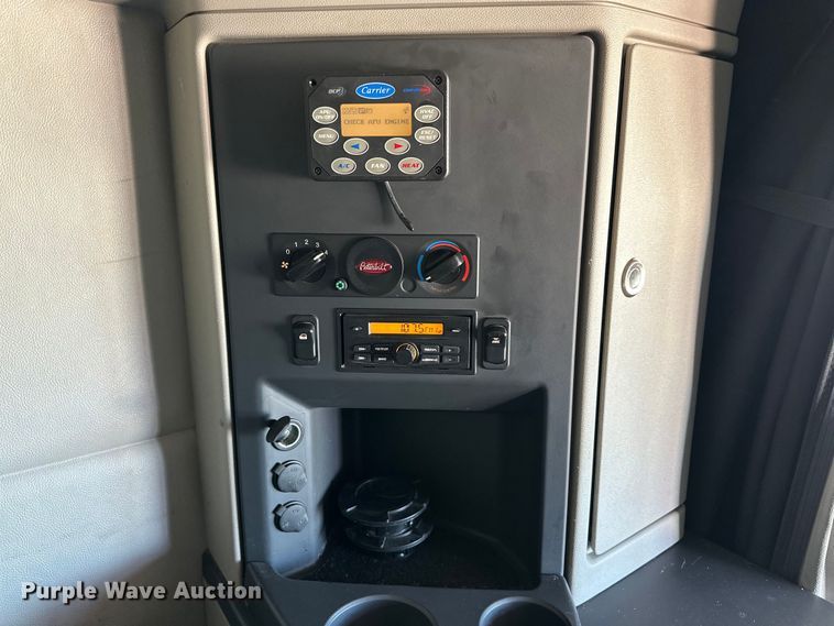image for item ZA0424 2020 Peterbilt 579 semi truck