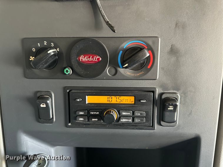 image for item ZA0424 2020 Peterbilt 579 semi truck