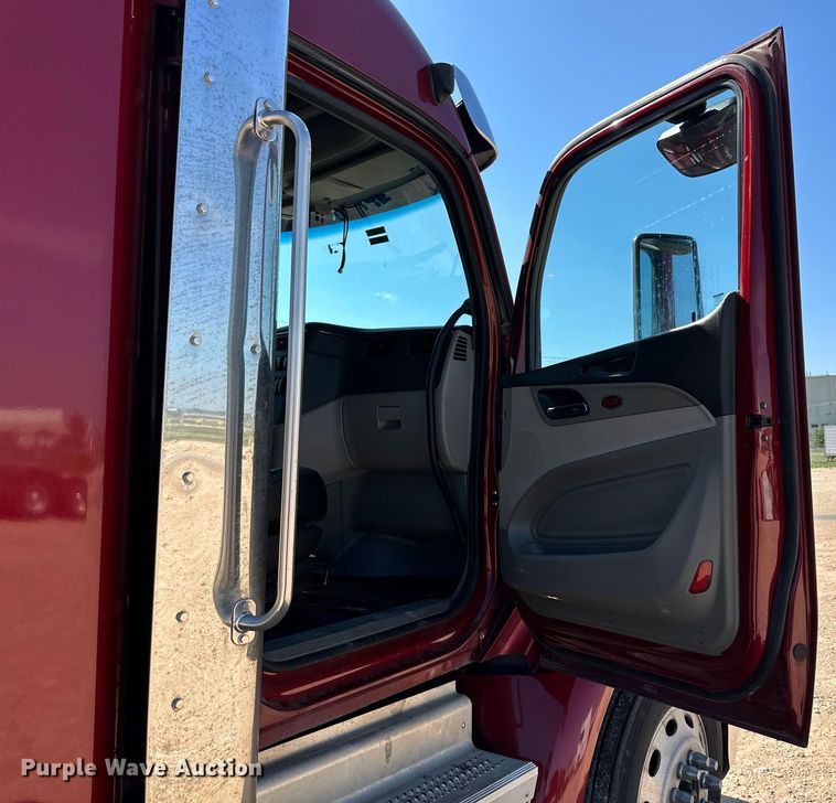 image for item ZA0424 2020 Peterbilt 579 semi truck