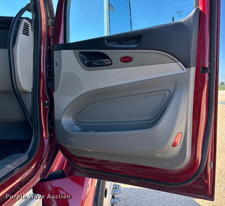 image for item ZA0424 2020 Peterbilt 579 semi truck