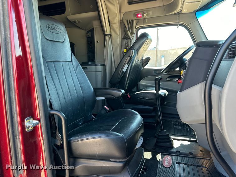 image for item ZA0424 2020 Peterbilt 579 semi truck