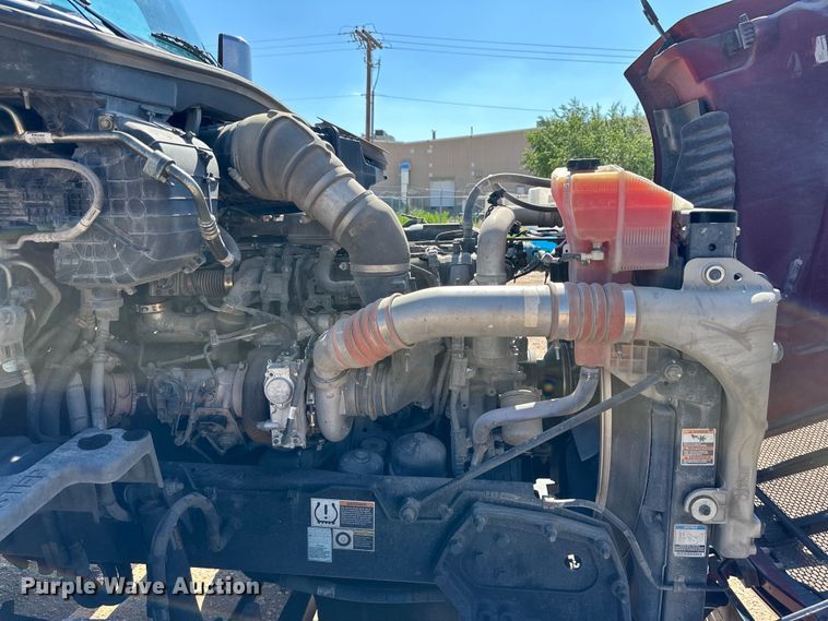 image for item ZA0424 2020 Peterbilt 579 semi truck