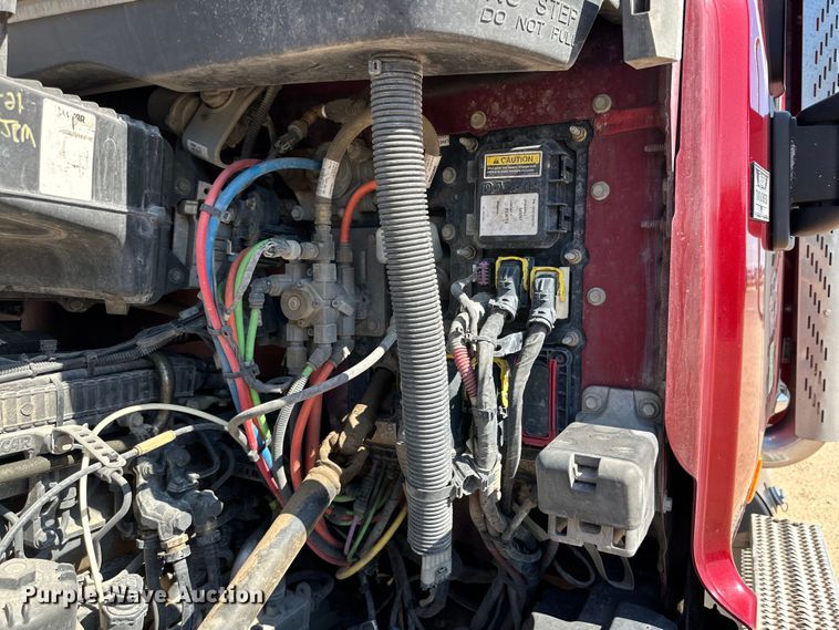 image for item ZA0424 2020 Peterbilt 579 semi truck