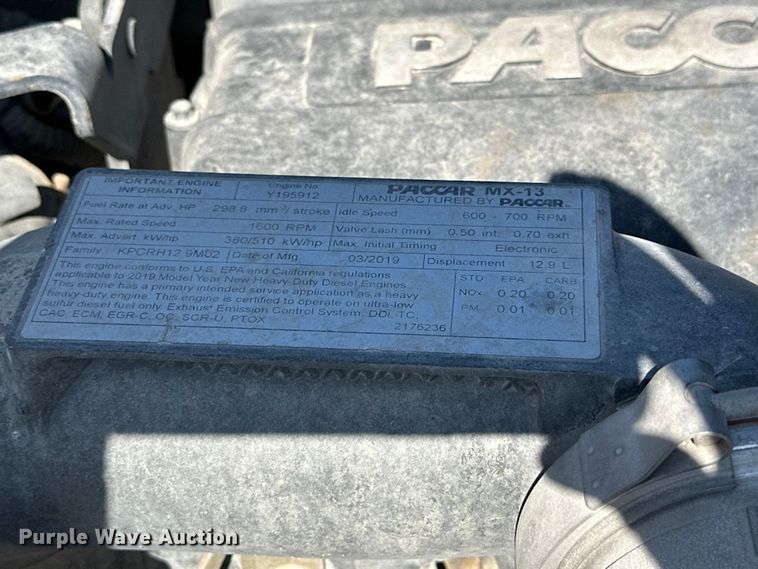 image for item ZA0424 2020 Peterbilt 579 semi truck