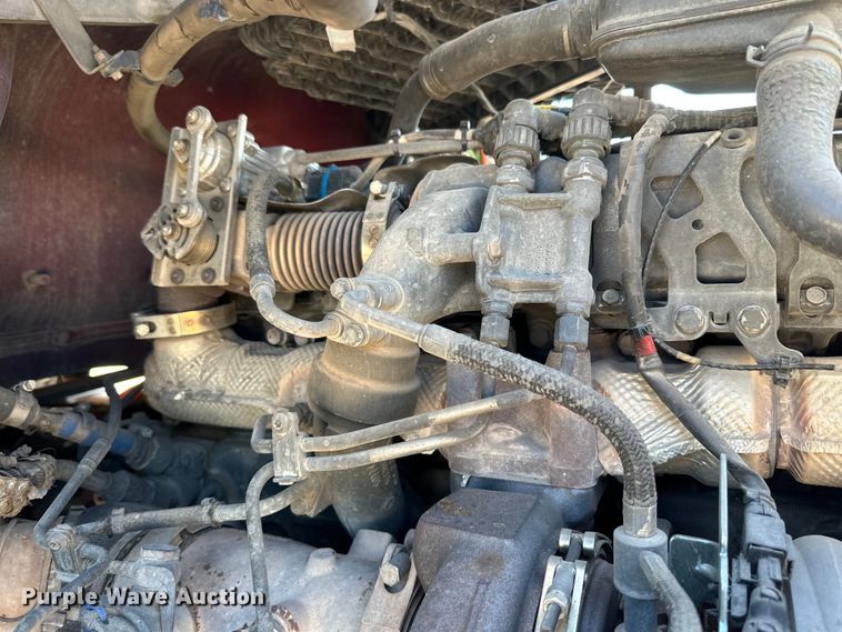 image for item ZA0424 2020 Peterbilt 579 semi truck