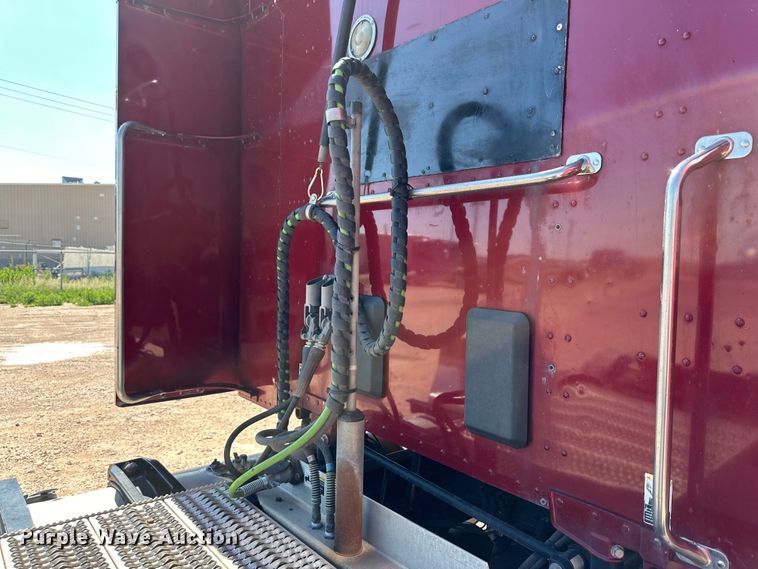 image for item ZA0424 2020 Peterbilt 579 semi truck