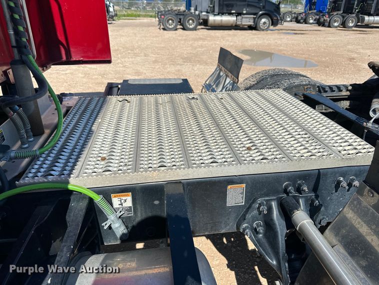 image for item ZA0424 2020 Peterbilt 579 semi truck