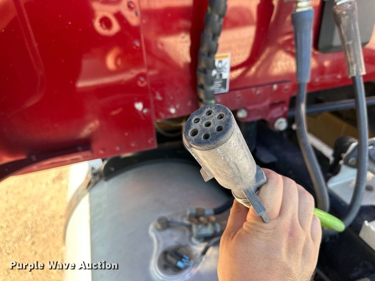 image for item ZA0424 2020 Peterbilt 579 semi truck