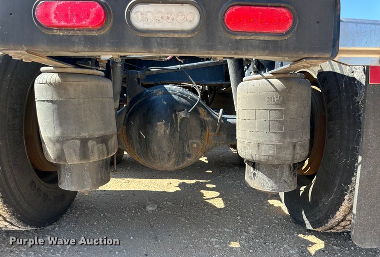 image for item ZA0424 2020 Peterbilt 579 semi truck